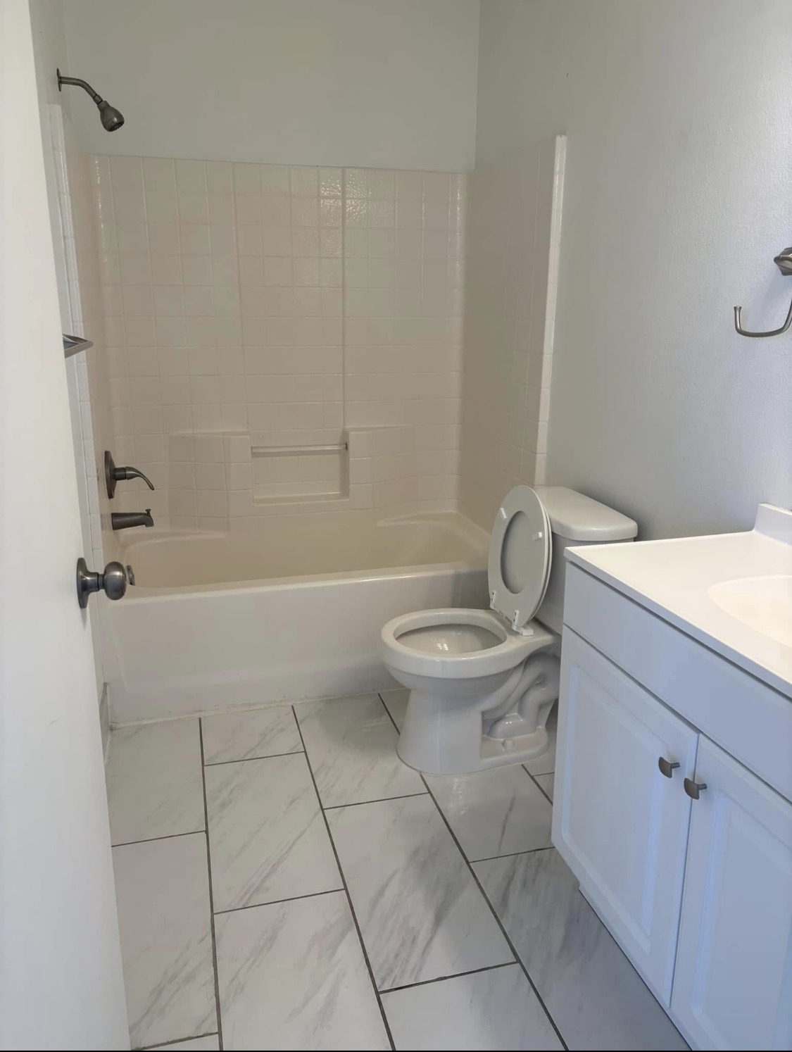 Clean bathroom job photo